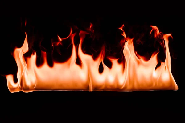 Vue rapprochée du feu brûlant sur fond noir — Photo de stock