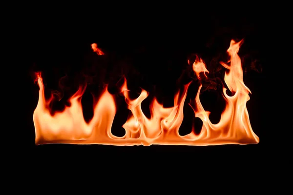 Вид горящего оранжевого пламени на черном заднем плане — стоковое фото