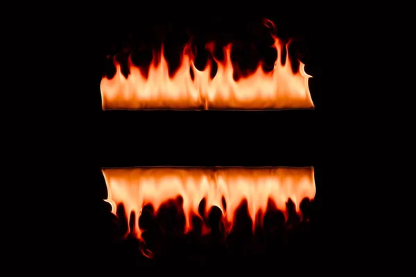 Vista de cerca de las líneas de llama ardientes en el fondo negro - foto de stock