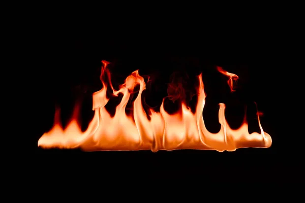 Vue rapprochée du feu orange brûlant sur fond noir — Photo de stock