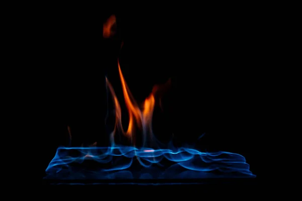 Вид горящего оранжевого и синего пламени на чёрном фоне — стоковое фото