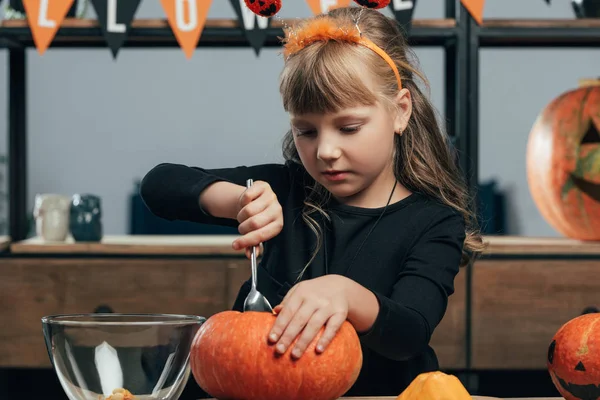 Ritratto di zucca intagliata bambino per Halloween da solo in cima al tavolo a casa — Foto stock
