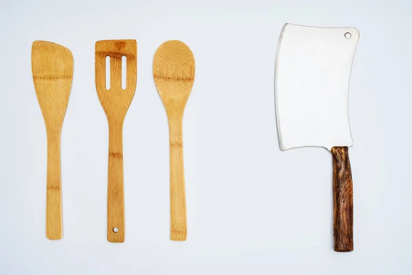 Vista superior de utensilios de cocina de madera y cuchilla de carne aislada en gris - foto de stock
