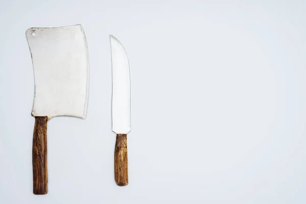 Définir divers couteaux de cuisine avec poignées en bois isolées sur gris, vue de dessus — Photo de stock