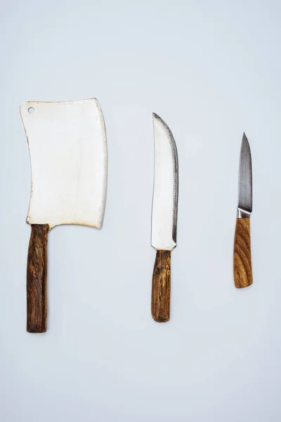 Vista superior del conjunto de varios cuchillos de cocina aislados en gris - foto de stock