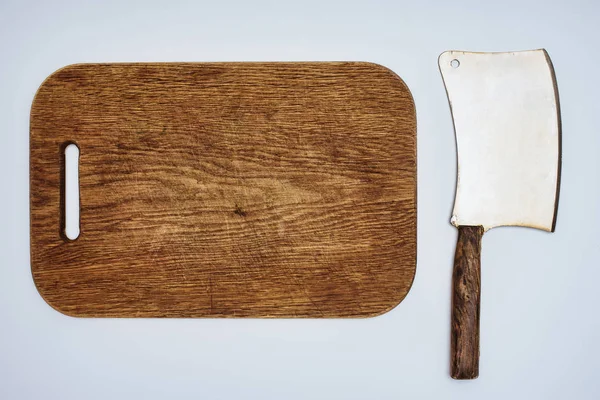 Vista dall'alto tagliere di legno e coltello da carne isolato su grigio — Foto stock