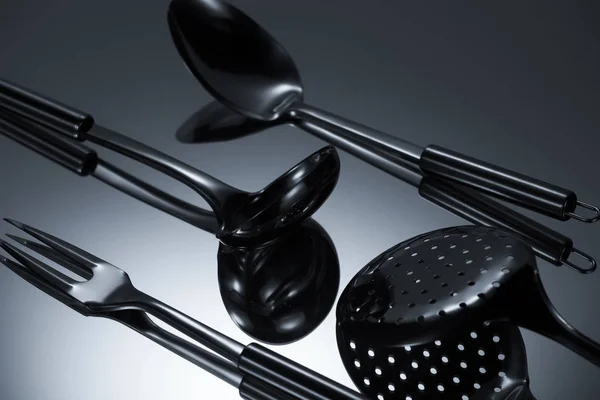 Крупним планом блискучий посуд з нержавіючої сталі, відображений на сірому — стокове фото
