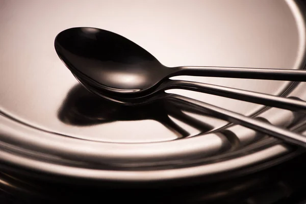 Vista ravvicinata di tre cucchiai disposti su vassoio di metallo lucido — Foto stock
