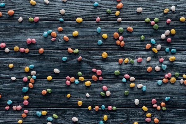 Vista elevada da pilha de doces deliciosos coloridos no fundo de madeira — Fotografia de Stock