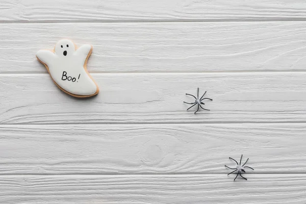 Vue du dessus des biscuits d'Halloween faits maison sur fond en bois — Photo de stock
