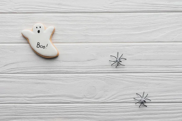 Top view of homemade halloween cookies on wooden background — Stock Photo