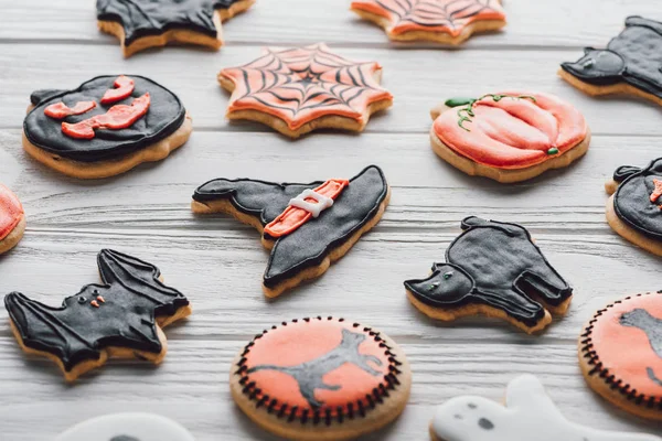 Close up view of arranged homemade halloween cookies on wooden table — Stock Photo