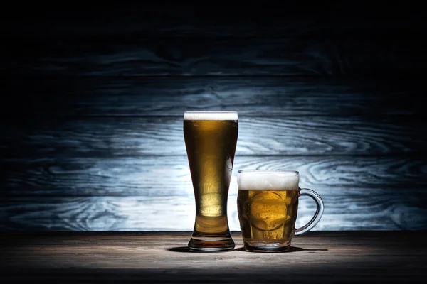 Пиво в разных бокалах на деревянном столе, концепция фестиваля Октоберфест — стоковое фото
