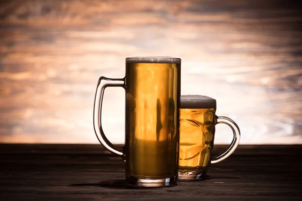 Bier in zwei Gläsern auf Holztisch, Oktoberfest-Konzept — Stockfoto