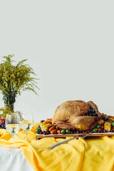 Close up view of festive thanksgiving dinner table set with glasses of wine, roasted turkey and vegetables on tabletop with tablecloth — Stock Photo