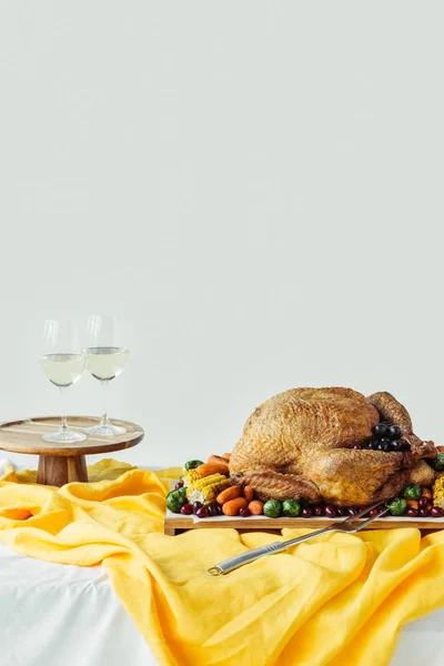 Close up view of festive thanksgiving dinner table set with glasses of wine, roasted turkey and vegetables on tabletop with tablecloth — Stock Photo