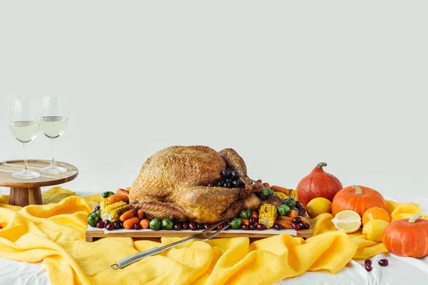 Nahaufnahme der festlichen Dankbarkeitstafel mit Weingläsern, gebratenem Truthahn und Gemüse auf Tischplatte mit Tischdecke — Stockfoto
