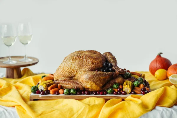 Vista de perto da mesa de jantar festiva de ação de graças com copos de vinho, peru assado e legumes na mesa com toalha de mesa — Stock Photo