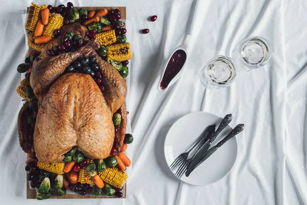 Flat lay com peru assado, legumes e copos de vinho para o jantar de Ação de Graças no tampo da mesa — Fotografia de Stock