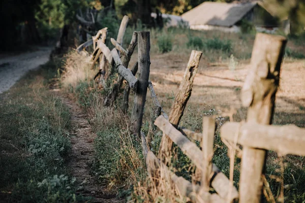 Foyer sélectif de clôture en bois sur prairie à la campagne — Photo de stock