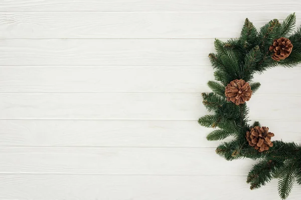 Vista dall'alto di bella ghirlanda di Natale su sfondo di legno bianco — Foto stock