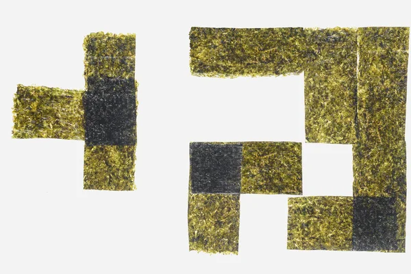Hojas de nori secas verdes aisladas sobre fondo blanco - foto de stock