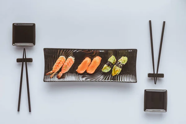 Вид зверху на смачний суші набір і палички ізольовані на білому — стокове фото