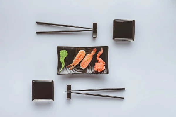 Vista superior de sushi gourmet com camarão, gengibre e wasabi isolado em branco — Fotografia de Stock