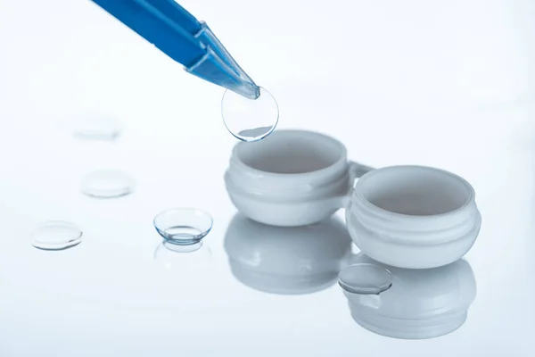 Nahaufnahme des Behälters für Kontaktlinsen und Pinzette auf weißem Hintergrund — Stockfoto