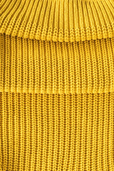 Vista de cerca de la tela de lana doblada de color amarillo brillante como telón de fondo - foto de stock