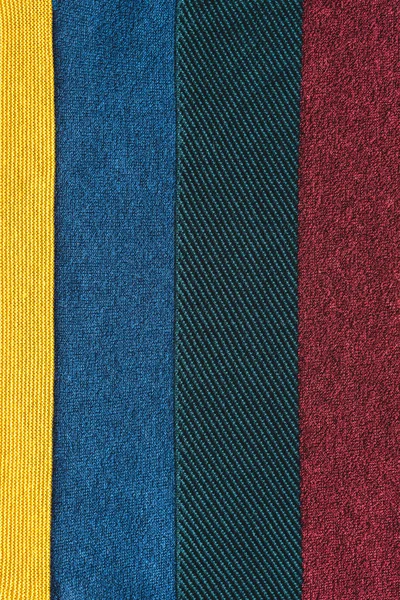 Cornice completa di tessuti di lana colorati disposti sfondo — Foto stock