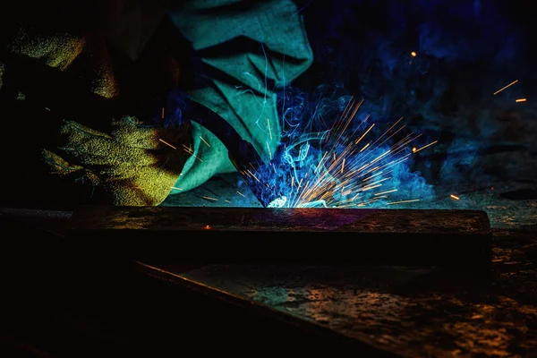 Abgeschnittenes Bild des Schweißers, der Metall mit Funken in der Fabrik lötet — Stockfoto