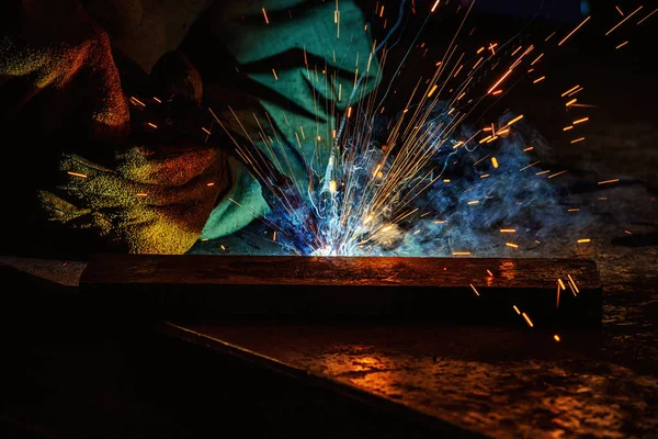 Imagen recortada de la fabricación de metal de soldadura trabajador con chispas en la fábrica - foto de stock