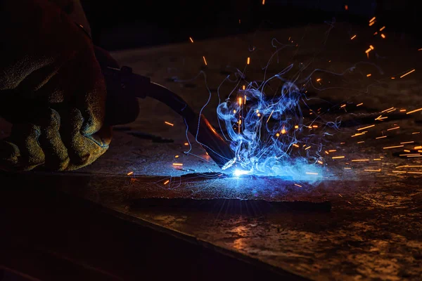 Imagem cortada de soldador de metal de brasagem com faíscas na fábrica — Fotografia de Stock