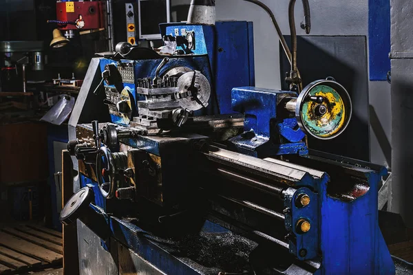 Foco seletivo da máquina-ferramenta industrial na fábrica de fabricação — Fotografia de Stock