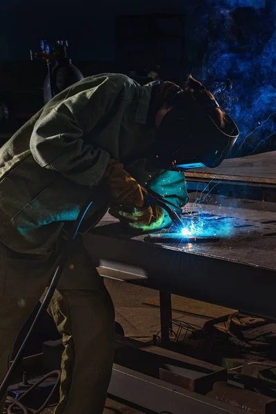 Male manufacture worker welding metal with sparks at factory — Stock Photo