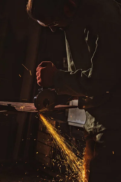 Trabajador masculino en googles protectores que trabaja con sierra circular en fábrica - foto de stock