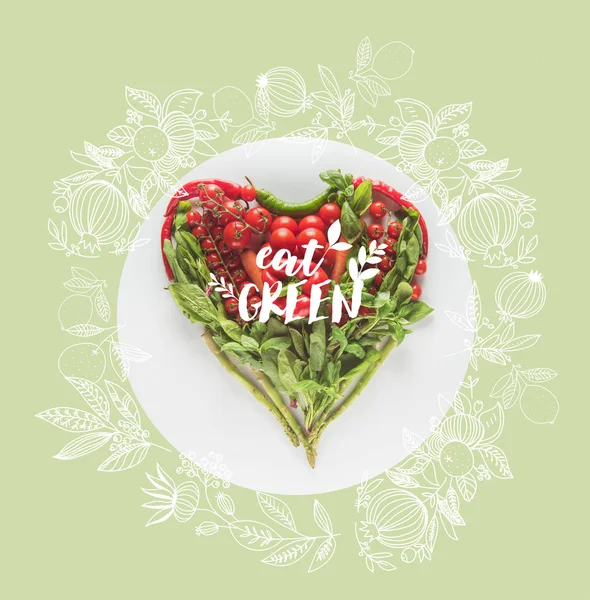 Légumes rouges et verts en forme de coeur isolés sur blanc avec l'inspiration 