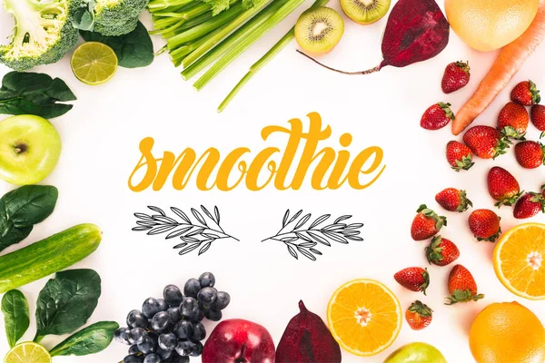 Ansicht von oben mit frischem Gemüse, Obst und Beeren isoliert auf weißem Grund mit 