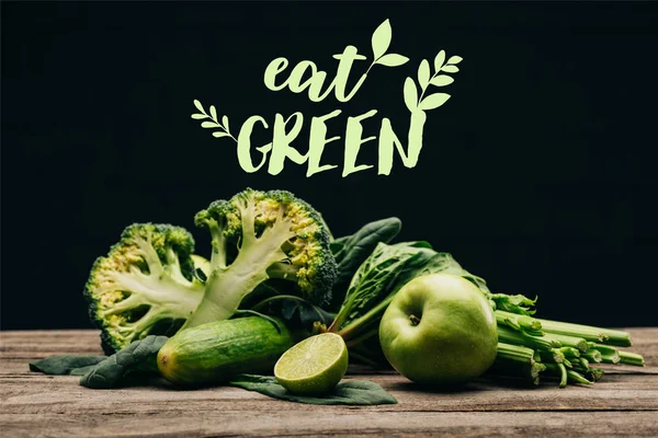 Vista de cerca de verduras y frutas frescas y saludables en la superficie de madera en negro con letras 