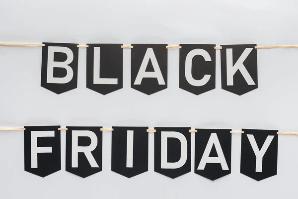 Letras de viernes negro en guirnaldas de bandera en líneas aisladas en blanco - foto de stock