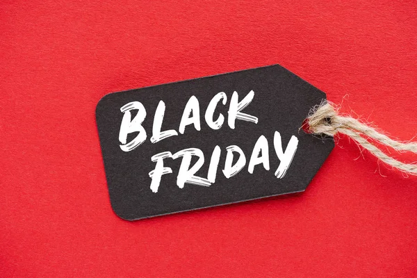 Étiquette de vente shopping avec panneau noir vendredi sur rouge — Photo de stock