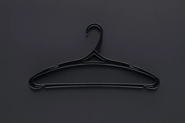 Ansicht von einem Kleiderbügel zum Einkaufen auf schwarz — Stockfoto