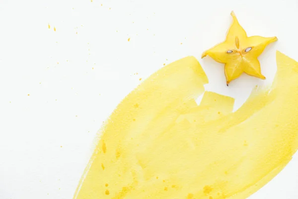 Vue du dessus de la carambole avec aquarelle jaune sur surface blanche — Photo de stock