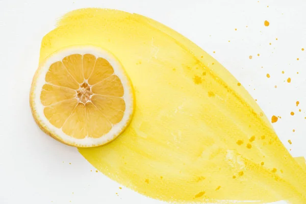 Draufsicht auf leckeres Zitronenstück auf weißer Oberfläche mit gelbem Aquarell — Stockfoto