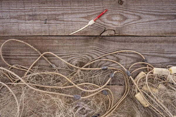 Повышенный вид на рыболовные сети и рыболовные платформы на деревянном фоне — стоковое фото