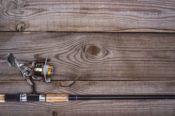 Vista dall'alto della canna da pesca su assi di legno, concetto minimalista — Foto stock