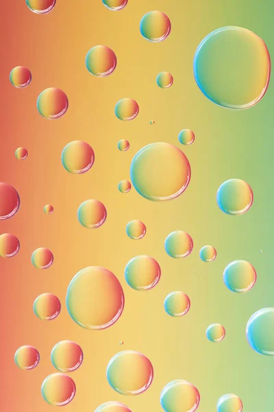 Vista de cerca de hermosas gotas de agua transparentes tranquilas sobre fondo abstracto colorido - foto de stock