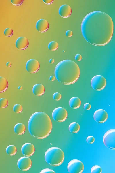 Vista de cerca de hermosas gotas de agua transparentes tranquilas sobre fondo abstracto - foto de stock