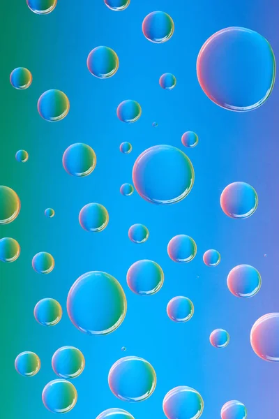 Vue rapprochée de belles gouttes d'eau transparentes et calmes sur fond abstrait — Photo de stock